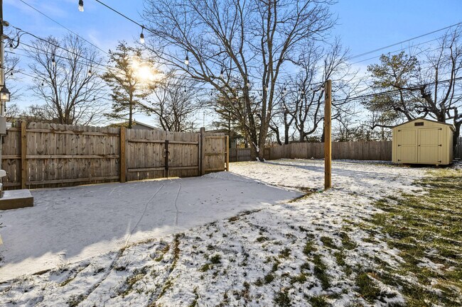 Building Photo - 143 E Lowry Ln