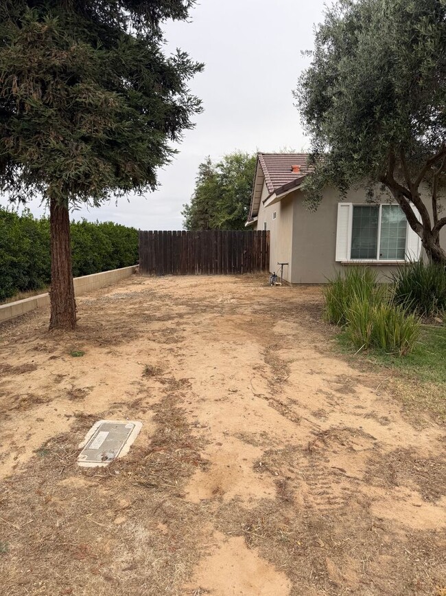 Building Photo - Sanger home