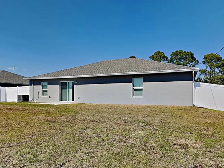Primary Photo - 2932 SW 5th Ave