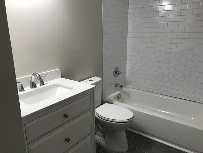 Building Photo - Beautiful 4 bedroom 2.5 bath townhome