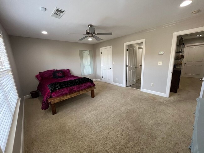 Building Photo - Beautiful 5 Bed 3 Bath Home! Fall 2026!