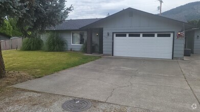 Building Photo - 3 bedroom 2 bath for Rent in Grants Pass