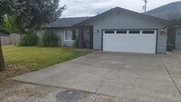 Building Photo - 3 bedroom 2 bath for Rent in Grants Pass