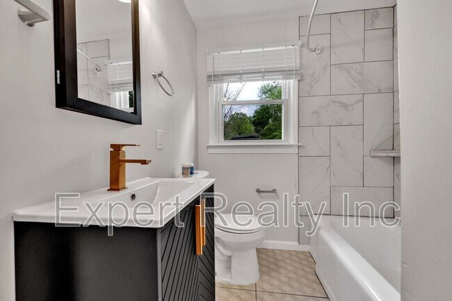 Building Photo - 7119 1st Ave S