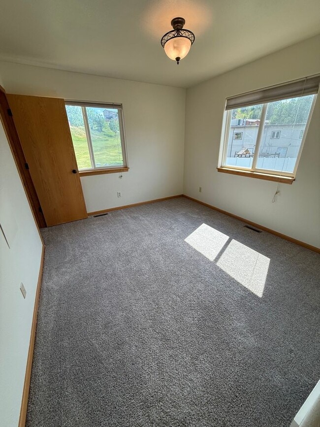 Building Photo - Large 3-Bedroom Condo for Rent!