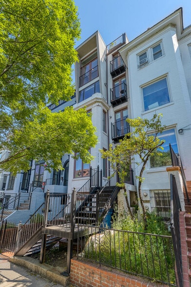 Building Photo - 2713 Ontario Rd NW