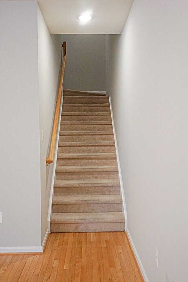 Building Photo - Exquisite Townhouse in Orchard Run Germantown
