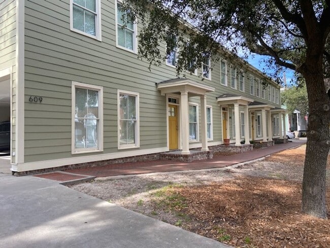Building Photo - Stunning 3 bed/2.5 bath townhouse with Gated Parking and Energy Efficiency