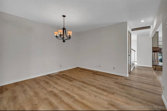 Building Photo - Gorgeous Condo in The Gated Community of The Timbers!
