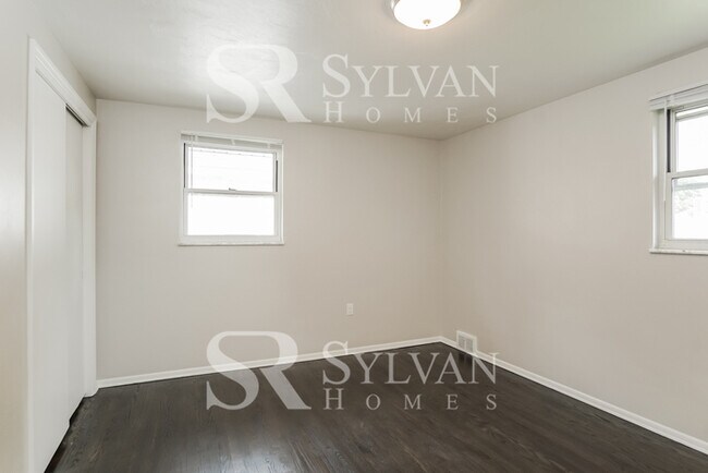 Building Photo - Cheerful and Welcoming Home for You!