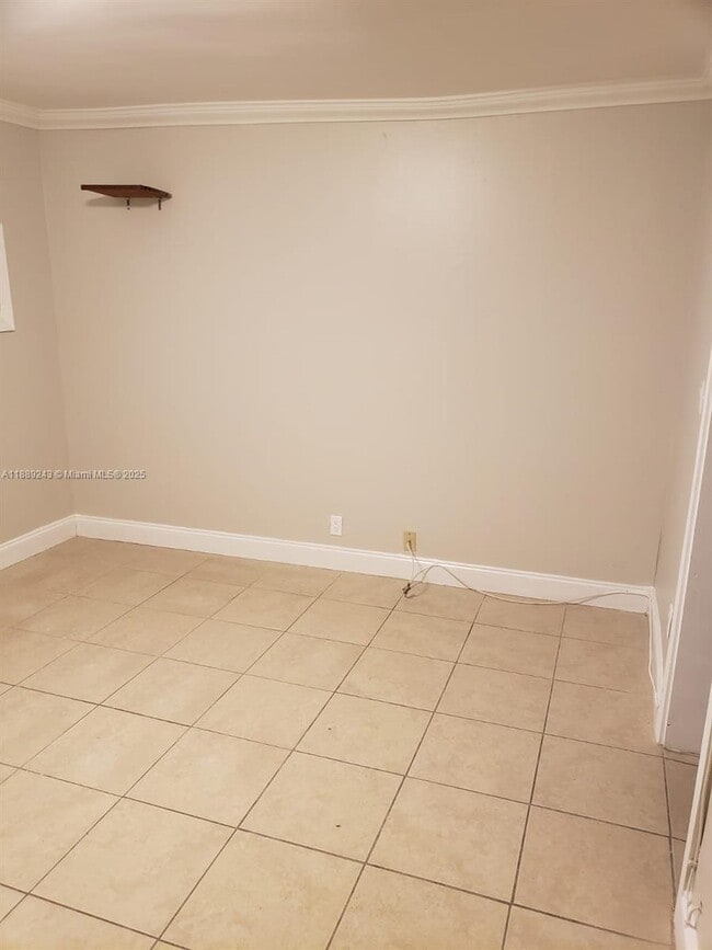 Building Photo - 640 SW 9th Ct