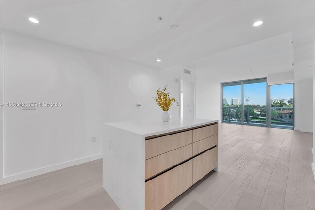 Building Photo - 9221 E Bay Harbor Dr