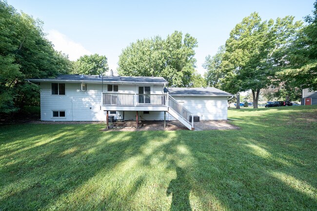 Building Photo - 3800 Fernbrook Ln N