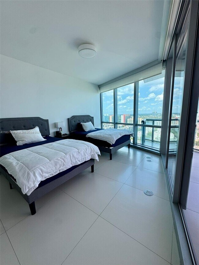 Building Photo - 17121 Collins Ave