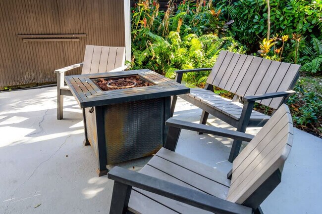 Building Photo - 714 NE 17th Ct