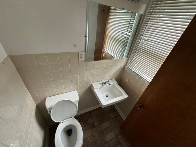 Building Photo - 3 Bed/ 1.5 Bath