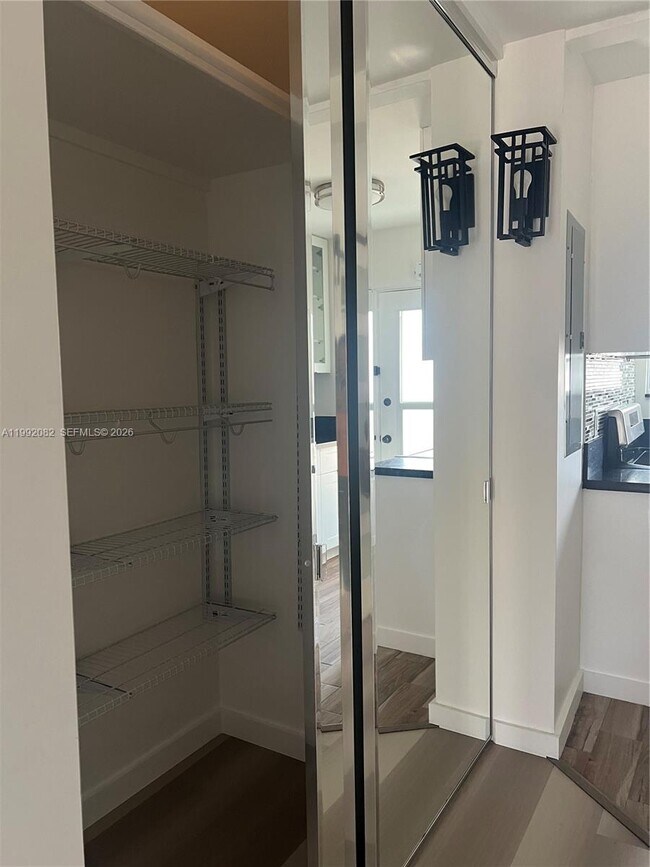 Building Photo - 225 SE 16th Ave