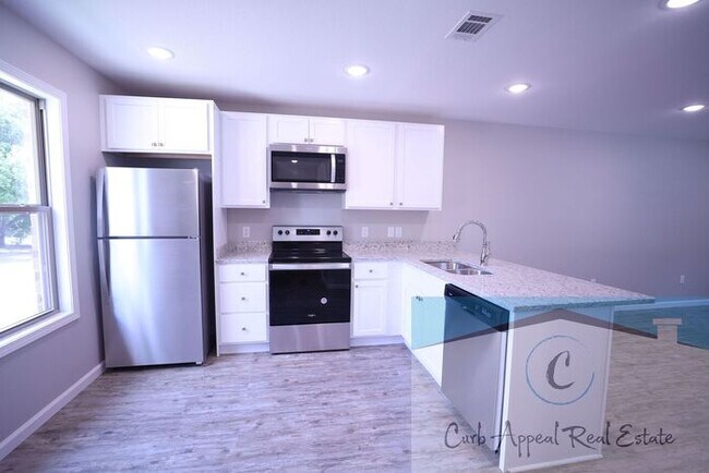 Building Photo - Move in special $800!! Beautiful 2 bed 2 bath duplex, includes washer and dryer - new construction!!