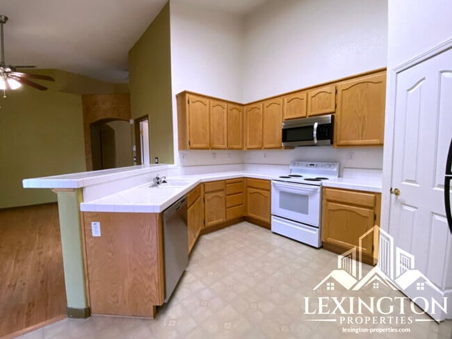 Building Photo - Beautiful, Spacious, 3-Bed 2-Bath Home available in Roseville!