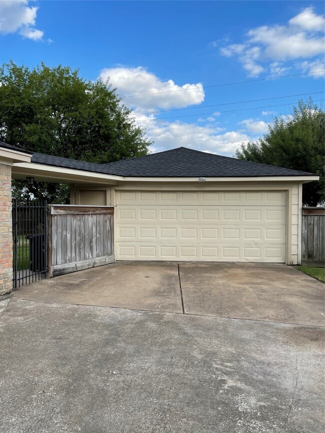 Building Photo - 4527 Geneva Dr