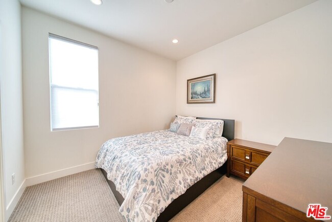 Building Photo - 2205 Selig Dr