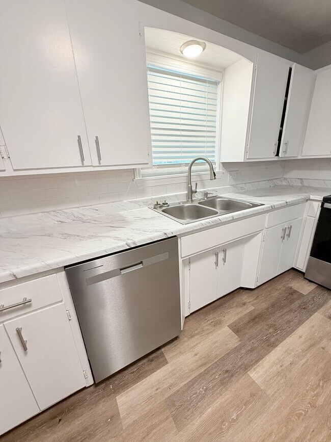 Building Photo - Ultra Open Floor Plan - Lots of New - Walk...