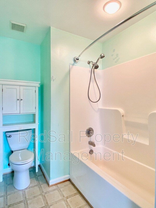 Building Photo - 1926 Algonquin Trail