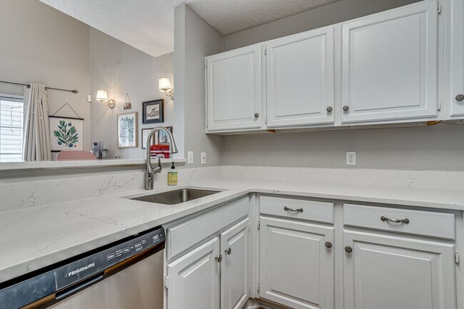 Building Photo - Top Floor Condo with Loft!