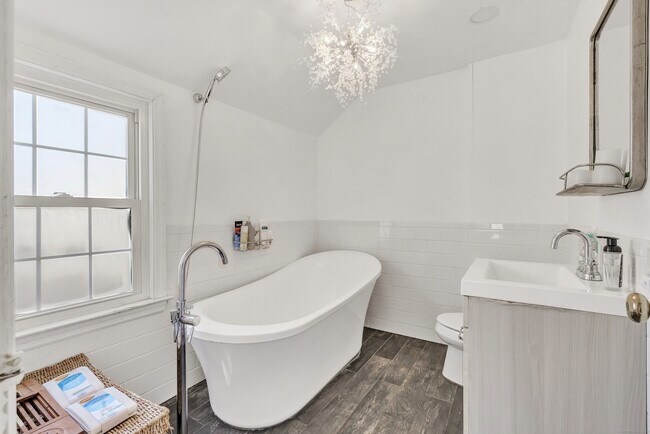 Building Photo - 124 Stiles St