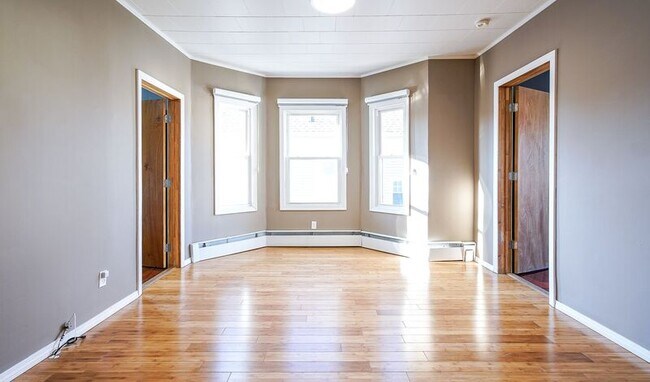 Building Photo - 146 Allen St