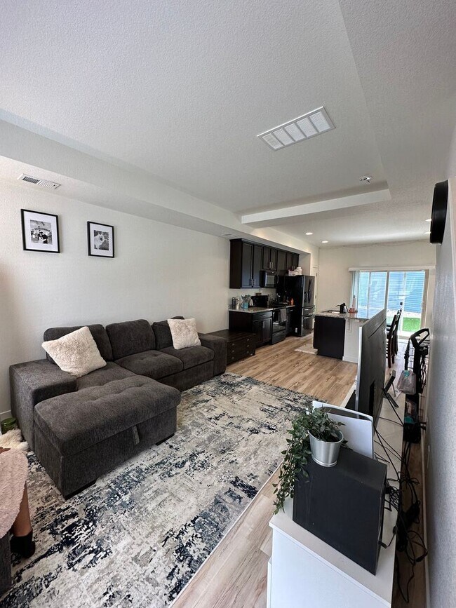 Building Photo - 4 br, 2.5 bath House - 6121 Ashmore Ln