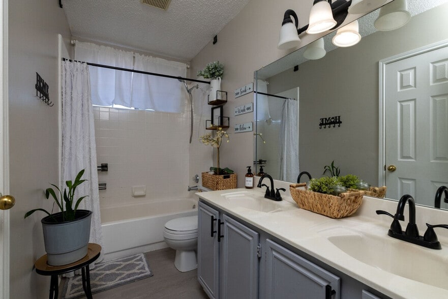 Building Photo - 3032 Marigold Dr
