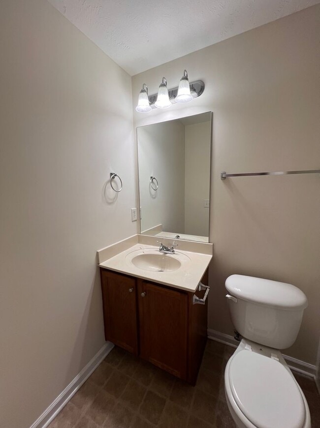 Building Photo - Available Now! 2 Bed, 2.5 Bath Townhome in The Cottages Of Lake Forest