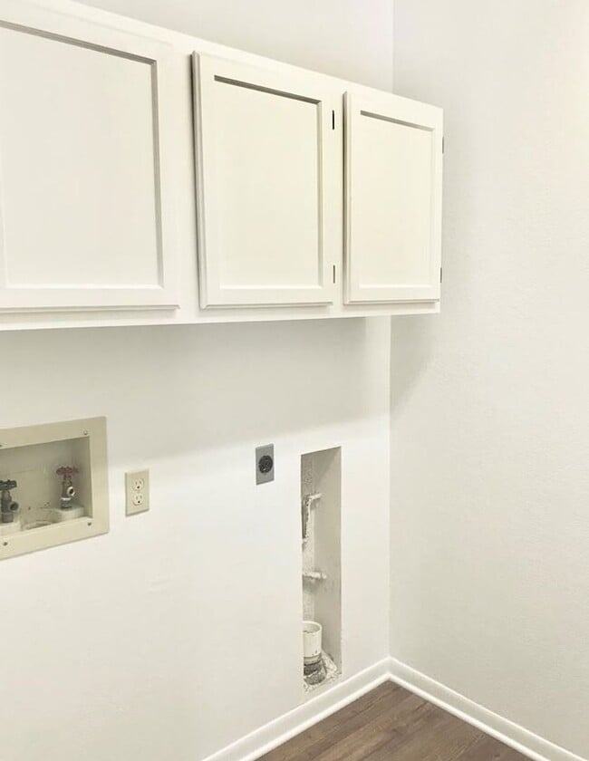 Building Photo - FOR LEASE!!