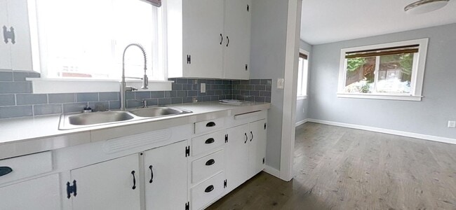 Building Photo - Charming 1+bd, 1ba Bungalow w/ Renovated A...