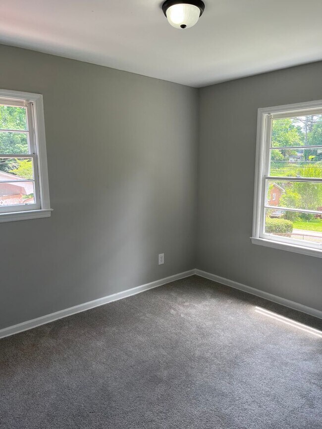 Building Photo - Updated 6bd/3ba w/ Large Backyard in Fores...