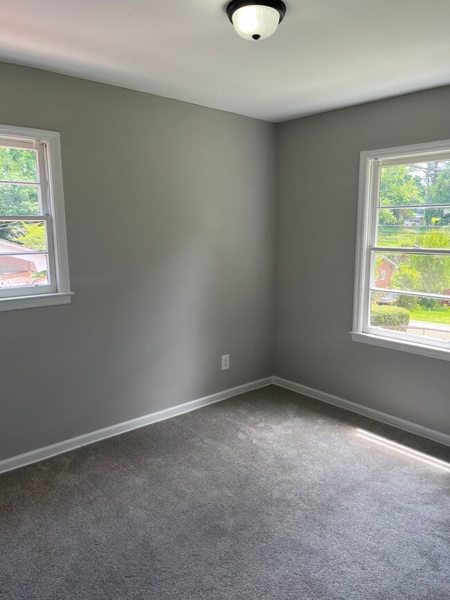 Building Photo - Updated 6bd/3ba w/ Large Backyard in Forest Park!