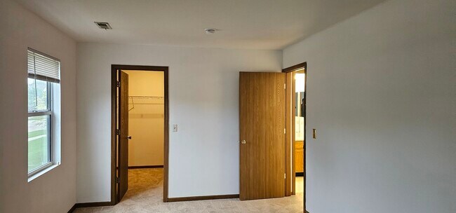 Building Photo - 301 Village Creek Dr