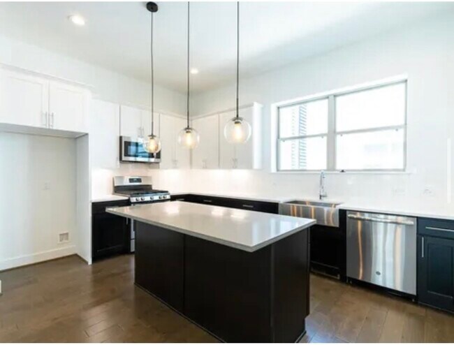 Building Photo - 2208 McGowen St