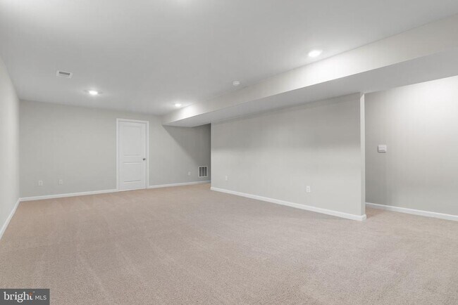 Building Photo - 3210 White Tail Dr