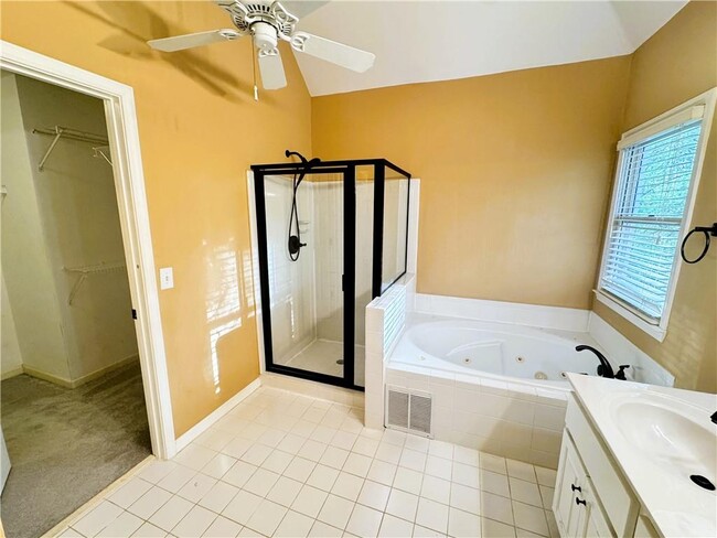 Building Photo - 2550 Wellsley Ln