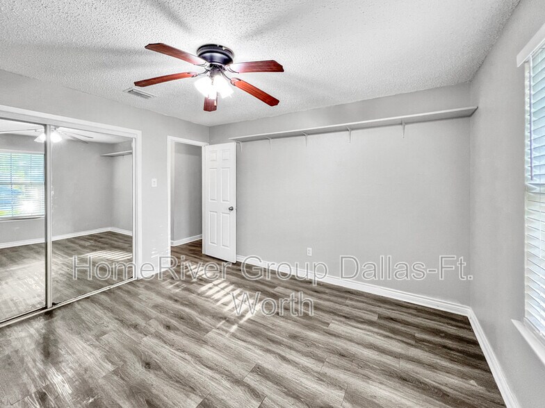 Building Photo - 9703 La Rochelle Dr
