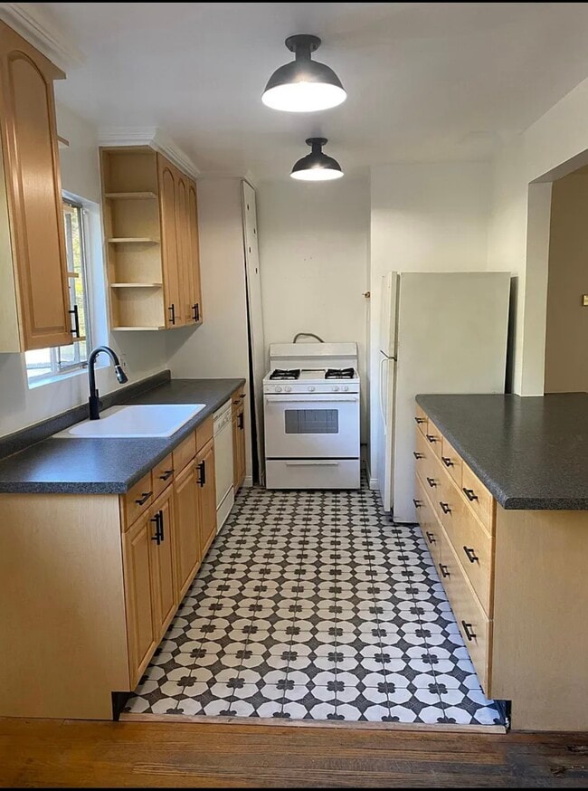 Building Photo - 730 Silver Lake Blvd