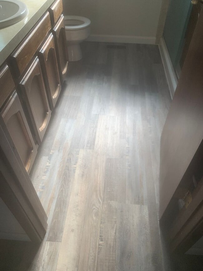 Building Photo - 3 bedroom, 2 bathroom home in well established neighborhood.