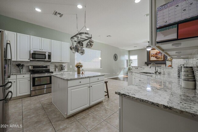 Building Photo - Gorgeous fully upgraded single level 4 bed home with private pool in North Peoria