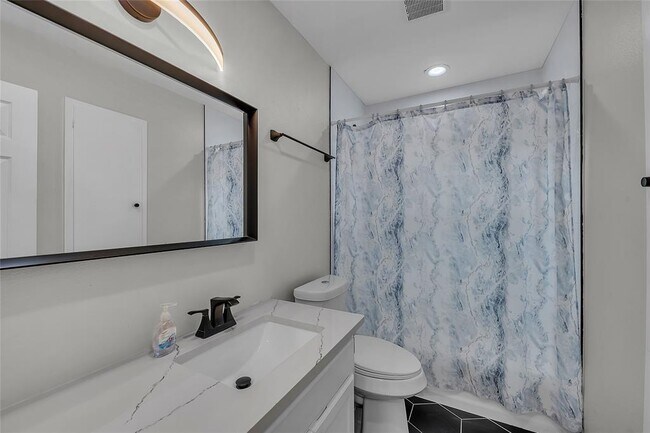 Building Photo - 3400 Laguna Dr