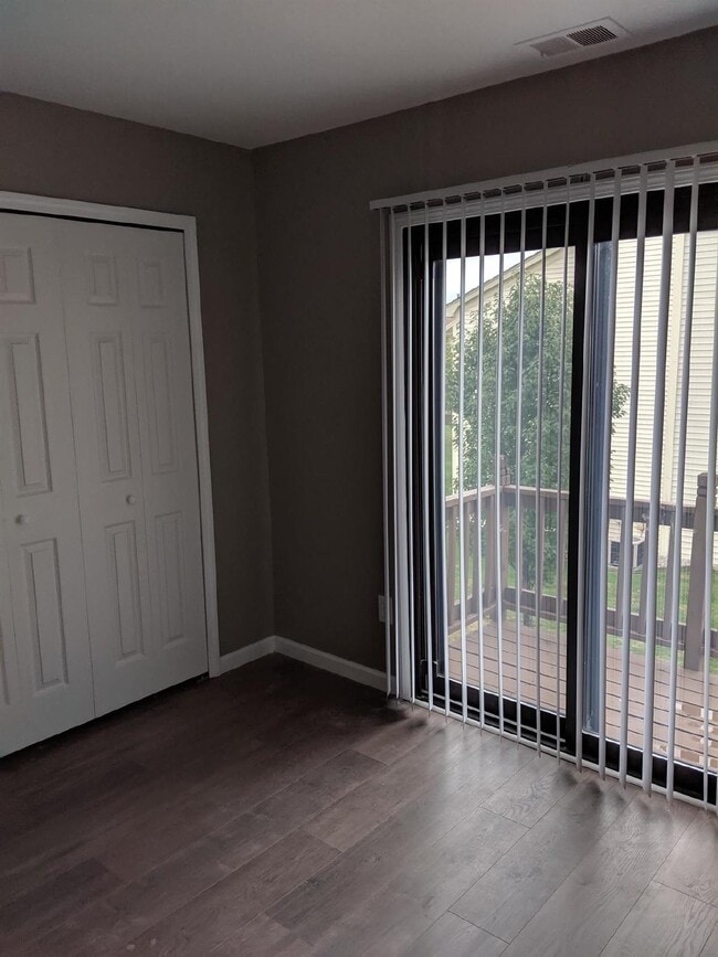 Building Photo - Clean 2 Bedroom Upper Condo w/ Updated Flo...