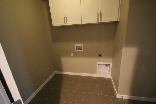 Building Photo - Like New Home Near Hospital, All Appliances, Air Conditioning, Fenced Yard, Dbl Garage