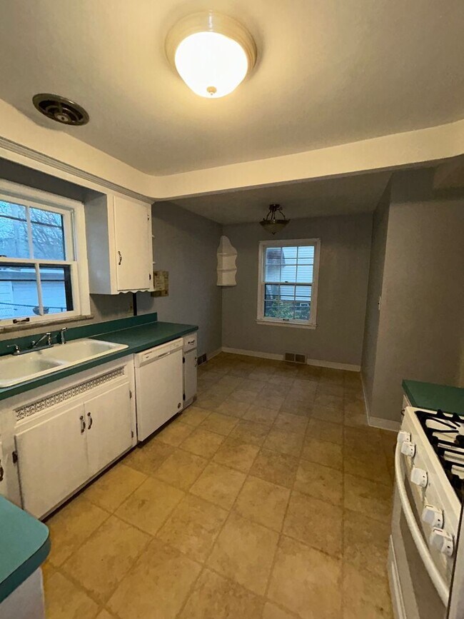 Building Photo - "Modern Luxury Awaits: Discover Serenity i...