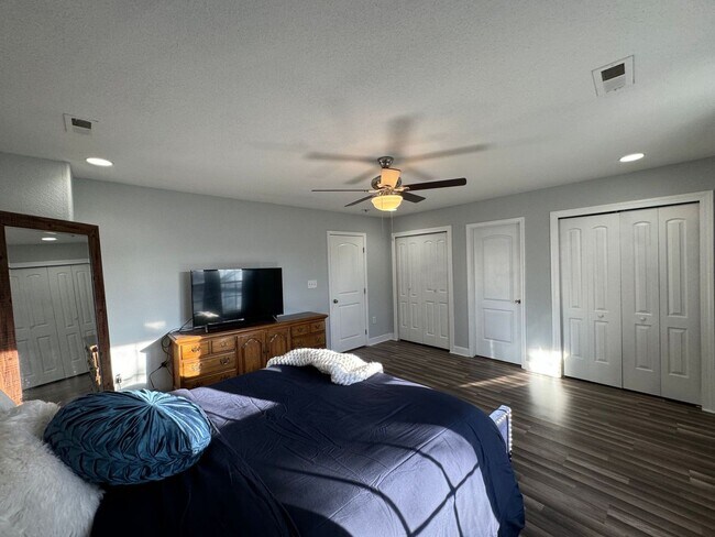 Building Photo - Welcome to this charming and spacious home!